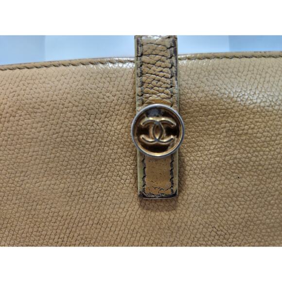 Chanel Vintage Beige Leather Wallet Clutch Authentic CC Logo Snap Closure - Picture 2 of 15